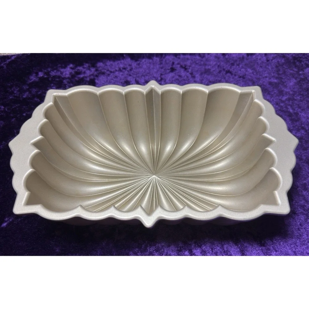 Nordic Ware Classic Fluted Loaf Pan 6 Cups 1.4L  Cast Aluminum Gold 10